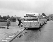 855029 Afbeelding van een bushalte, annex wachtlokaal voor chauffeurs, voor stadsbuslijn 3 vermoedelijk in de wijk ...